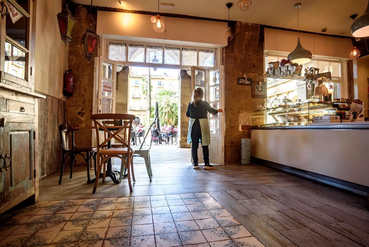 Una camarera en un bar de Bilbao
