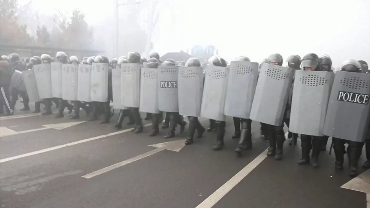Policia en Almaty. Imagen obtenida de un vídeo de Agencias.