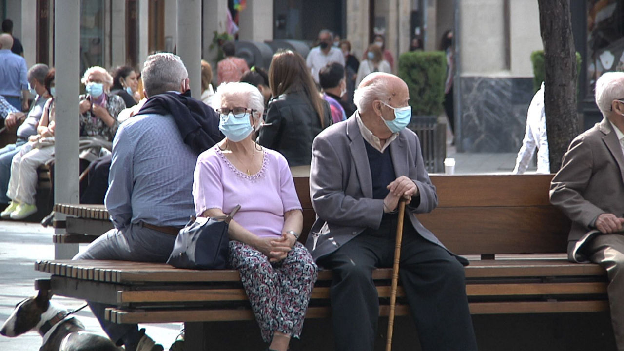 Gente en la calle con mascarilla. Imagen: EITB Media