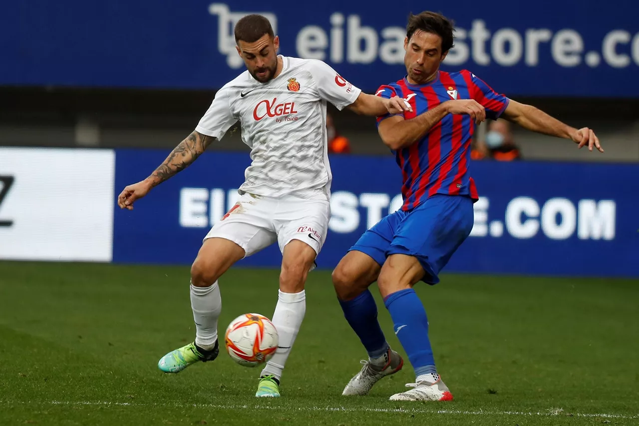 Xabi Etxeita (eskuinean), Mallorcaren aurkako neurketan. Argazkia: EFE