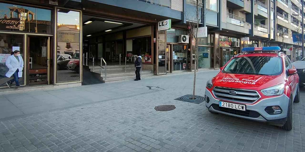 Una patrulla de la Policía Foral frente al portal donde vivía la pareja.