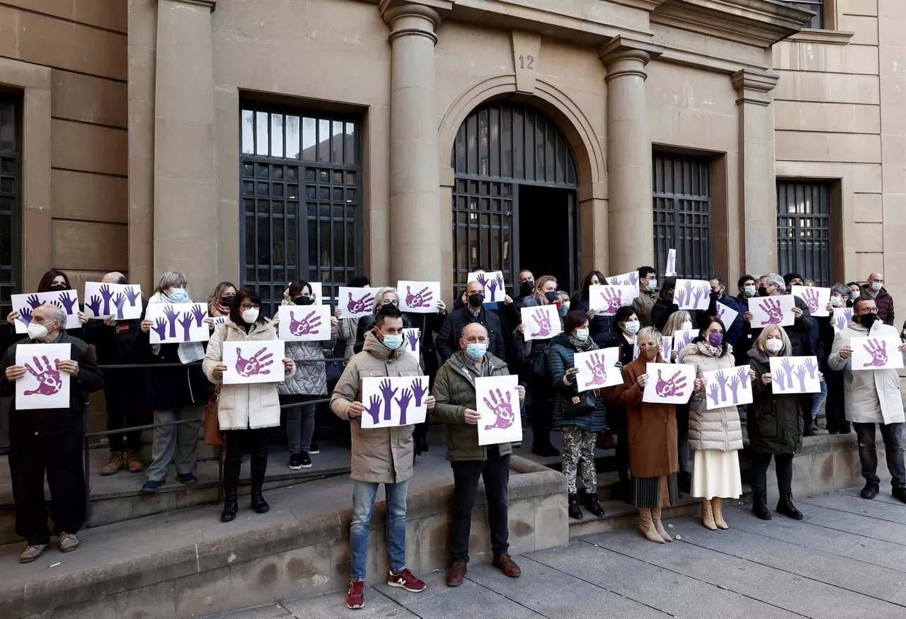 Concentración celebrada por los sindicatos UGT y CCOO frente a su sede en Pamplona. Foto: EFE