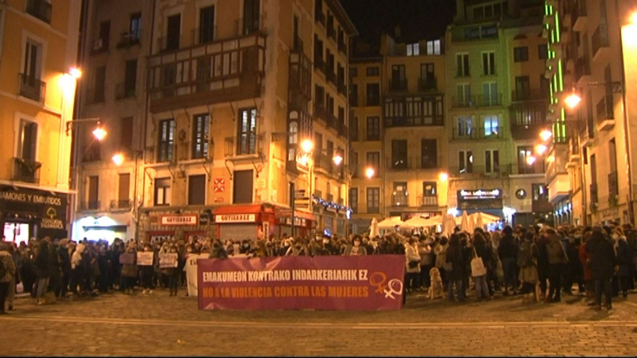 Concentración multitudinaria en Pamplona. Imagen obtenida de un vídeo de EITB Media