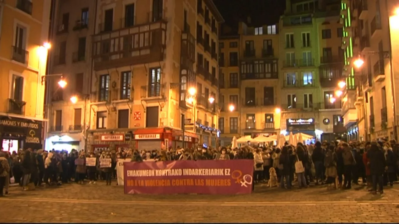 Concentración multitudinaria en Pamplona. Imagen obtenida de un vídeo de EITB Media