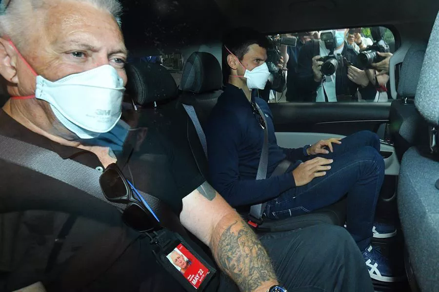 Novak Djokovic tenislaria auto barruan