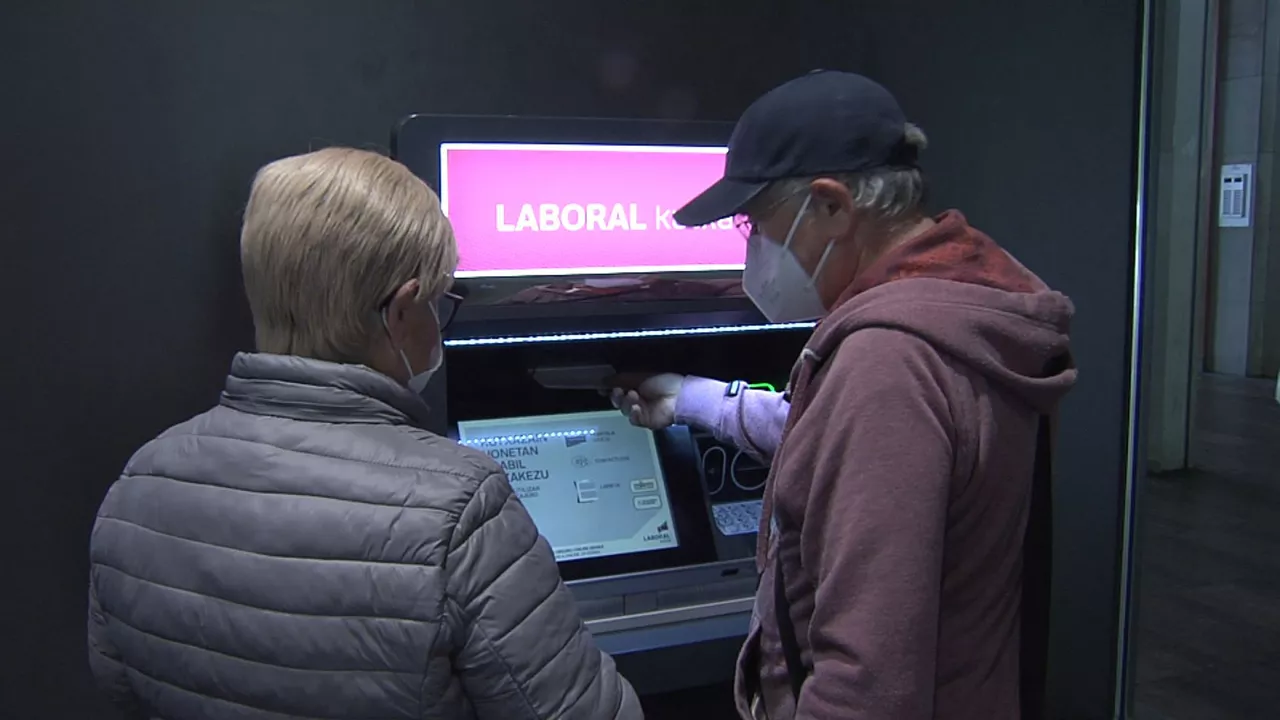 Personas mayores en un cajero automático