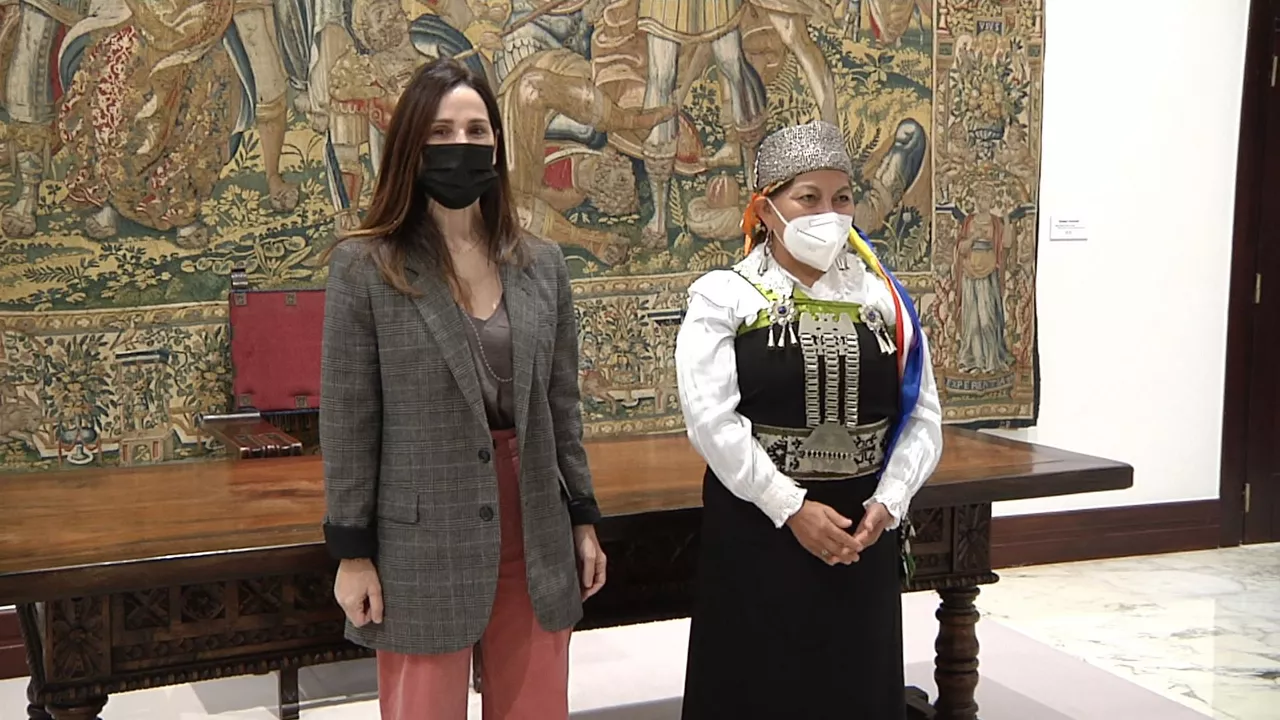 Bakartxo Tejeria eta Elisa Loncon. EITB Mediaren bideo batetik ateratako irudia.