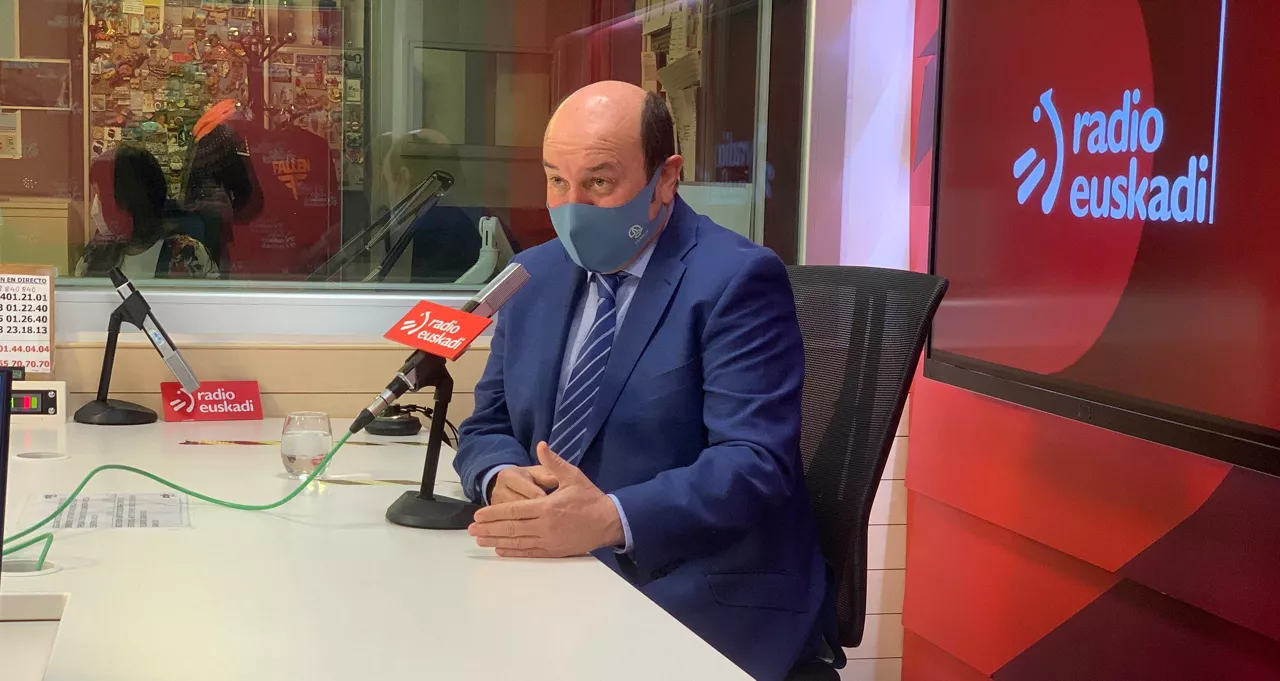 Ortuzar, en los estudios de Radio Euskadi.