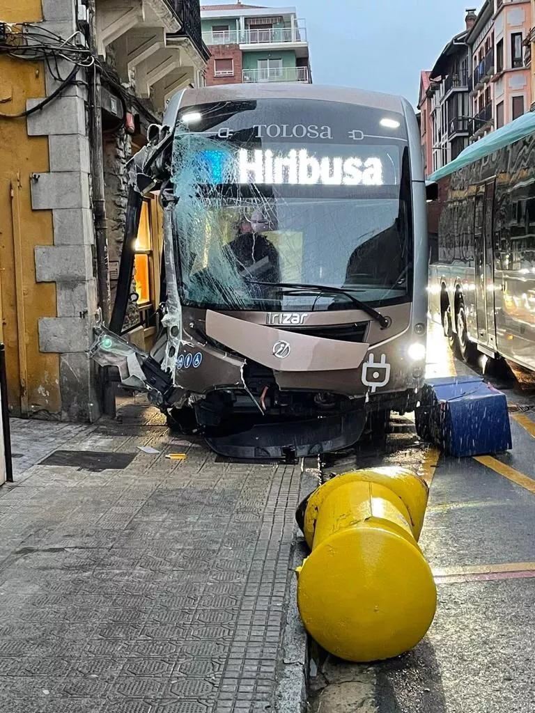 Autobus istripua Tolosan. EITB Mediaren bideo batetik ateratako irudia.