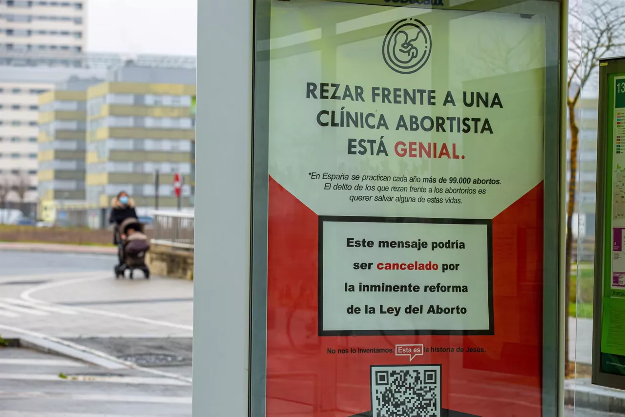 Carteles en contra del aborto que se han colocado en varias marquesinas. Foto: EFE.