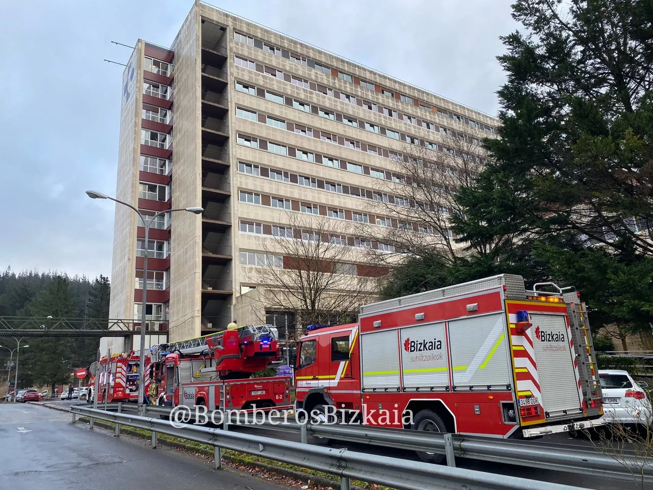 Unidades de bomberos frente al Hospital de Galdakao (Bizkaia). Foto: Bomberos de Bizkaia
