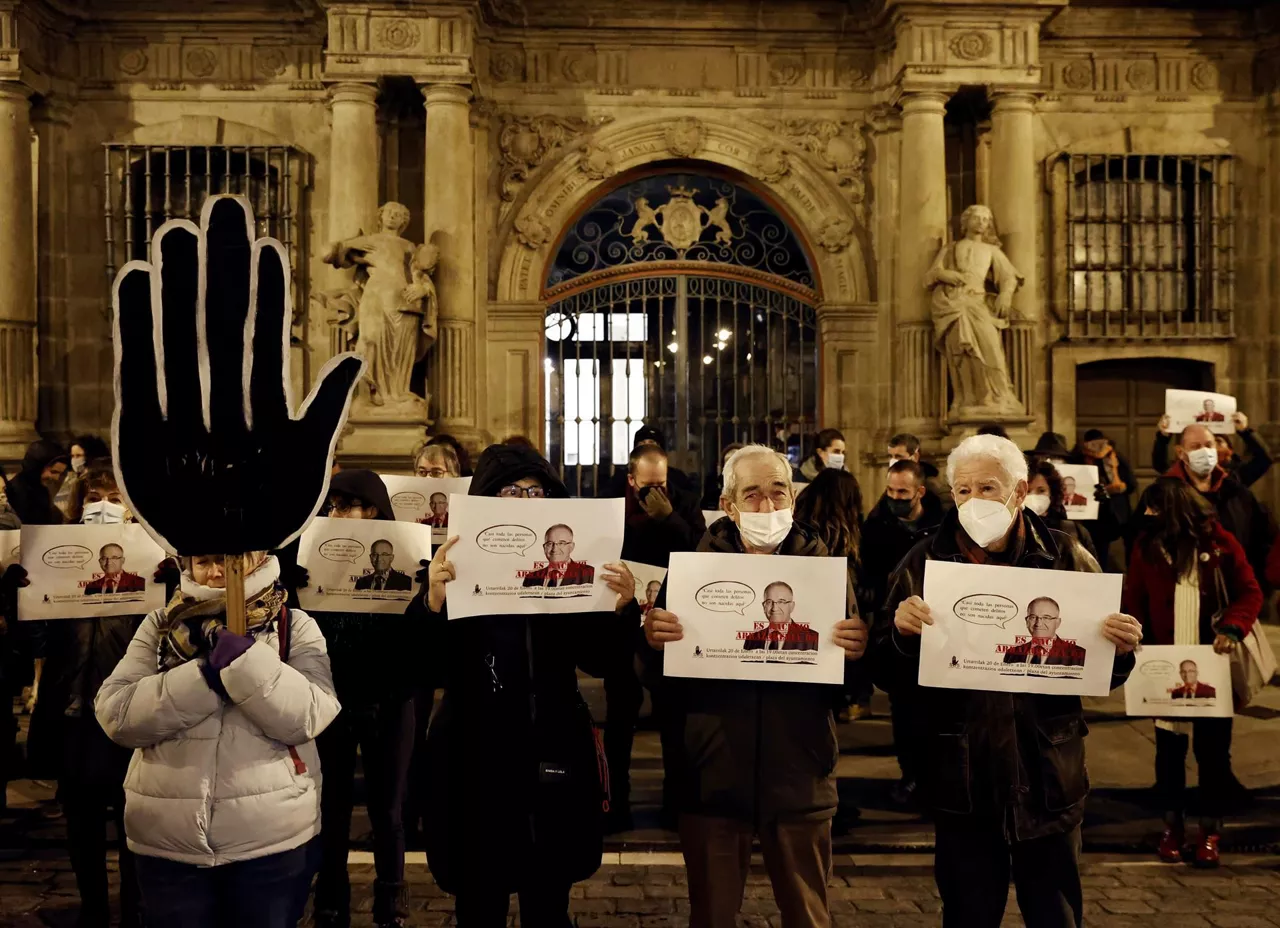 Concentración en Pamplona contra las declaraciones de Enrique Maya. Foto: EFE