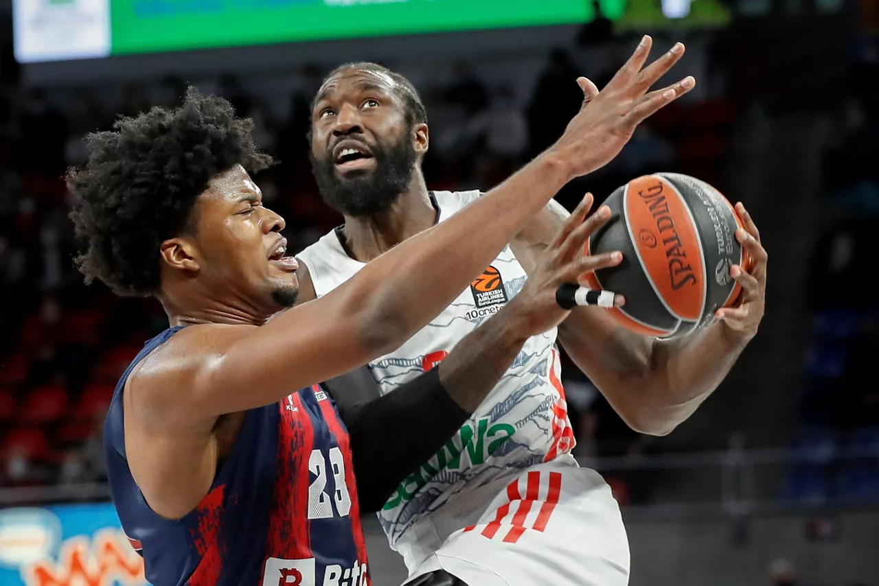 Steven Enoch defiende a Othello Hunter.