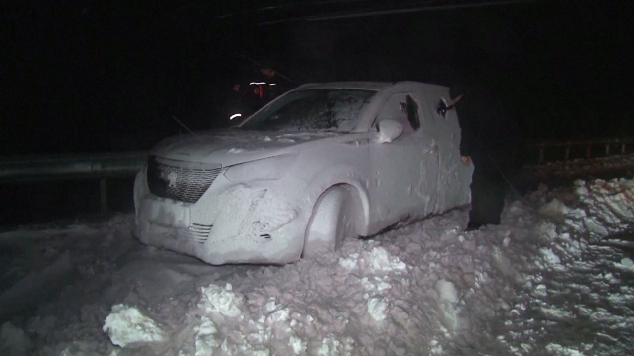 Coche atrapado en la nieve. Imagen obtenida de un vídeo de Agencias