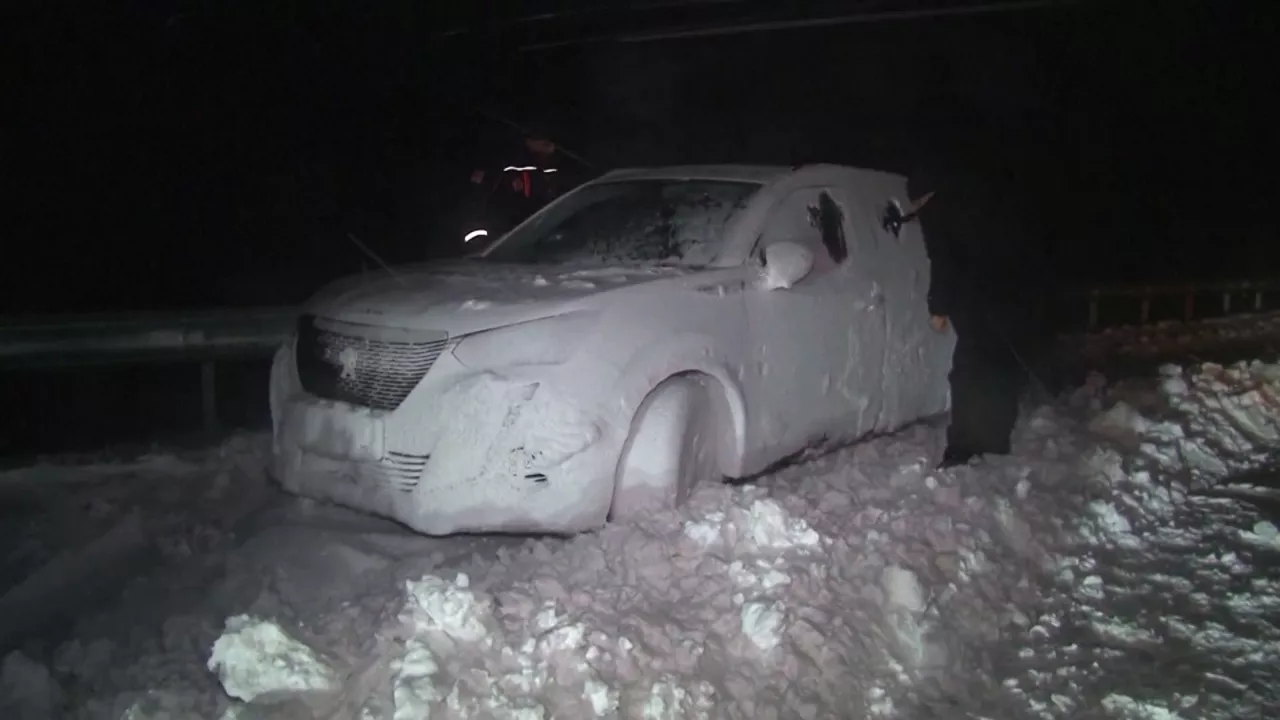 Coche atrapado en la nieve. Imagen obtenida de un vídeo de Agencias