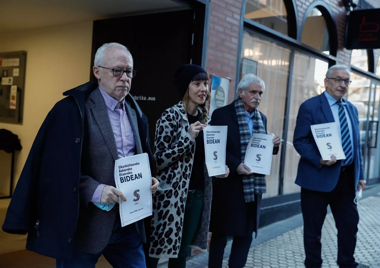 Sare ha presentado el documento "Elkarbizitzarako bakerako etxerako bidean". Foto: EFE.