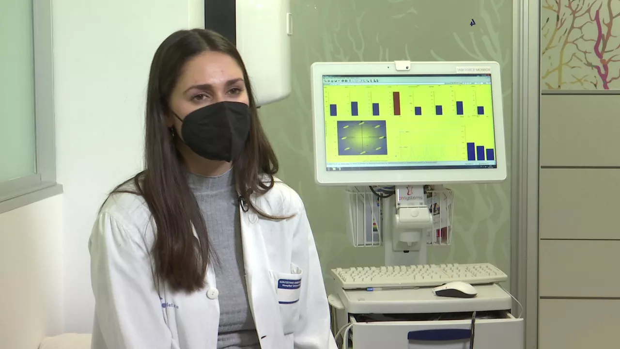Biocruceseko ikertzaile bat. EITB Mediaren bideo batetik aterako irudia.