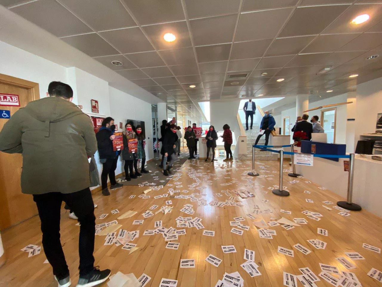 LAB sindikatuaren protesta, Adegiren egoitza barruan. Argazkia: LAB sindikatua