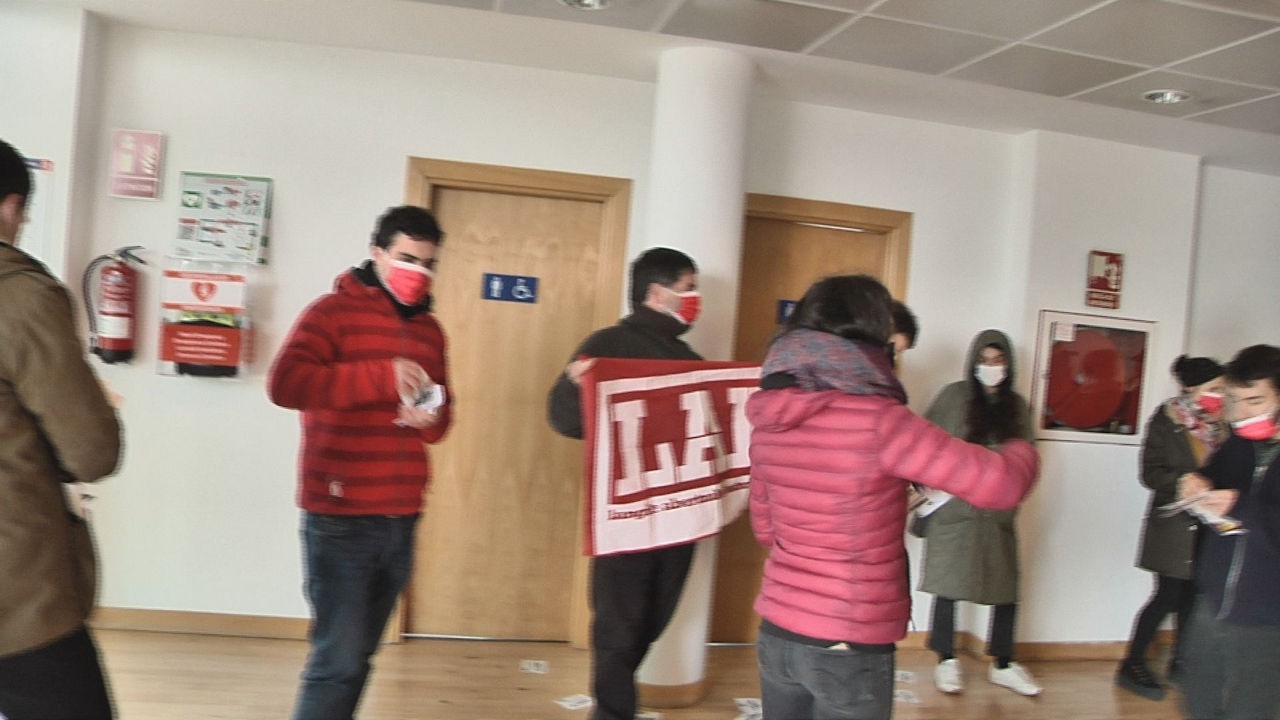 Militantes de LAB dentro de la sede de ADEGI. Imagen obtenida de un vídeo de EITB Media.