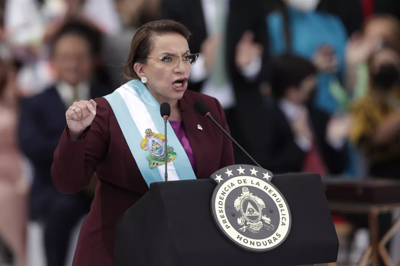 La nueva presidenta de Honduras, Xiomara Castro, en su discurso tras su investidura. Foto: EFE