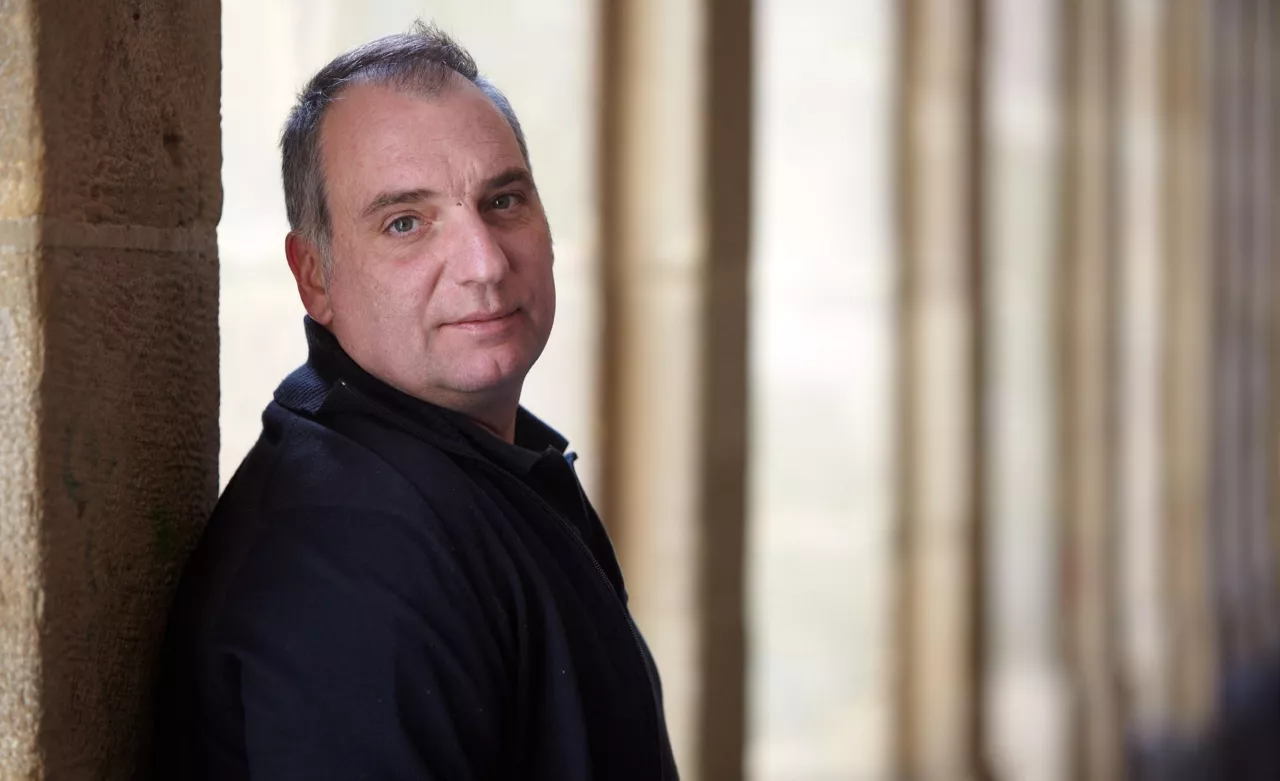 Fernando Bernues da "El rey tuerto" lanaren egokitzapen berri honen zuzendaria