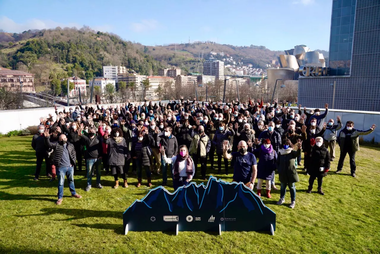 "Pirinioen Bidea" ekimenarn aurkezpenean, Bilbon.