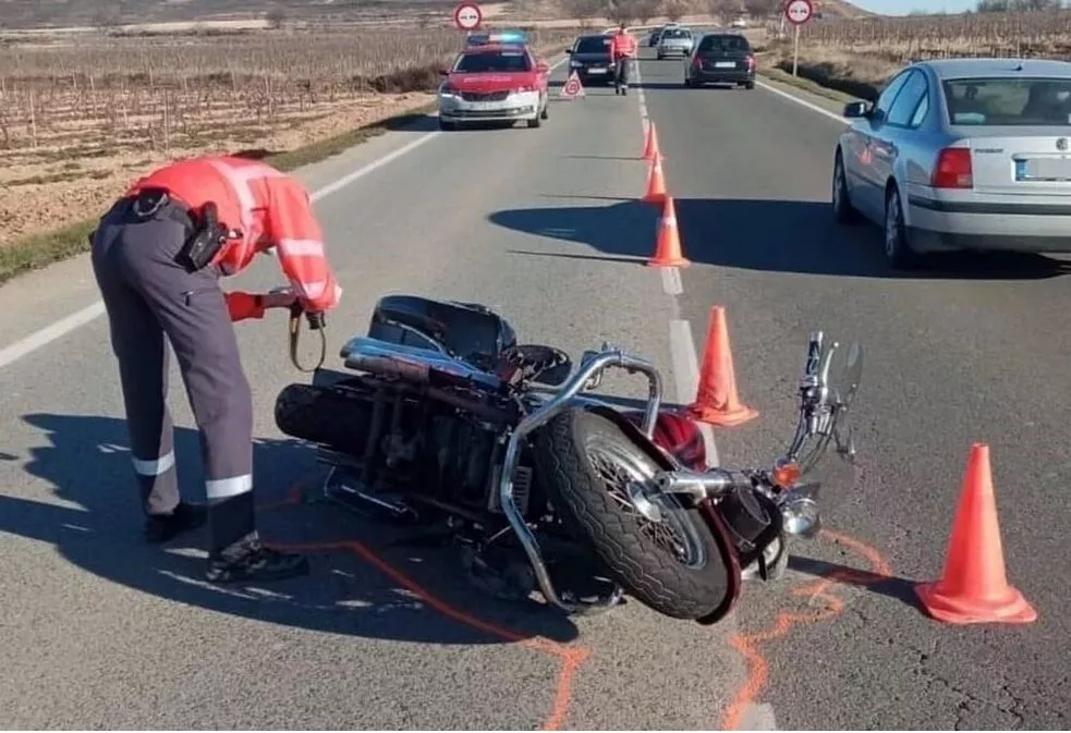 Herido grave el conductor de una moto tras chocar contra un tractor. Imagen: Policía foral.