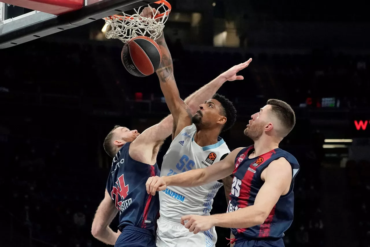 Matt Costtello y Alec Peters tratan de impedir una canasta de un adversario.