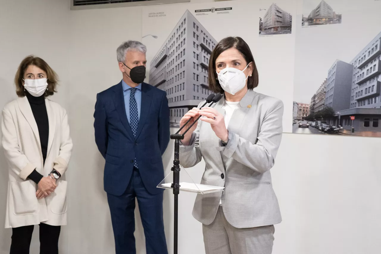 Carmen Adan prentsaurrekoan, Iñaki Subijana eta Beatriz Artolazabalekin batera. Argazkia: irekia.