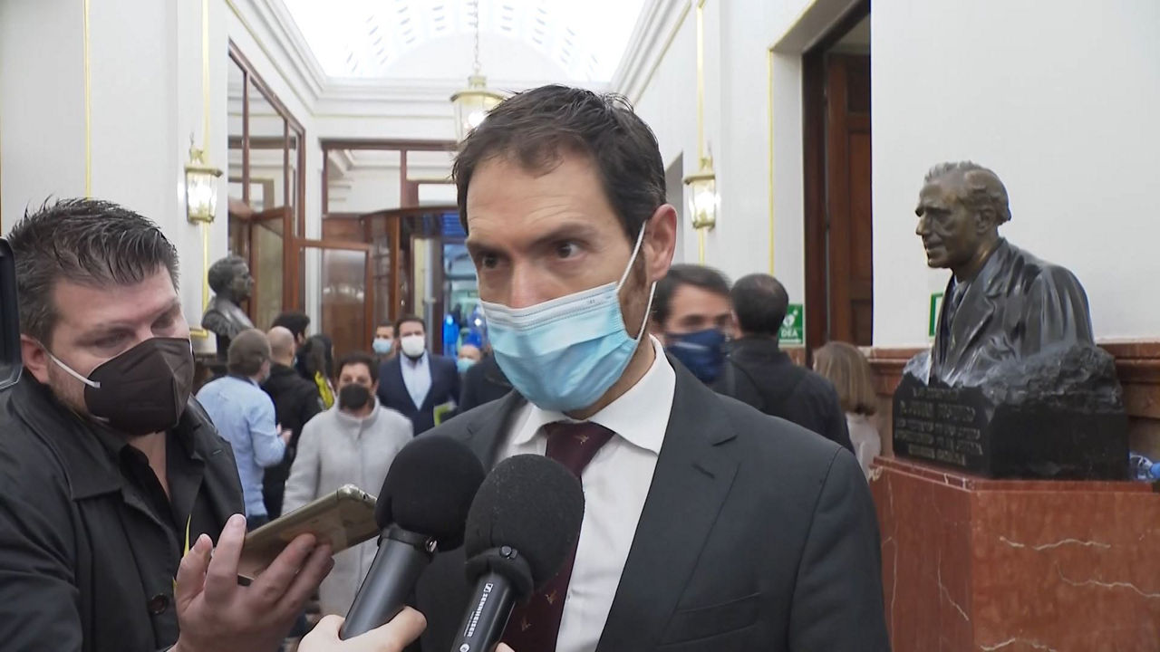 Sergio Sayas diputado de UPN atiende a los medios de comunicación