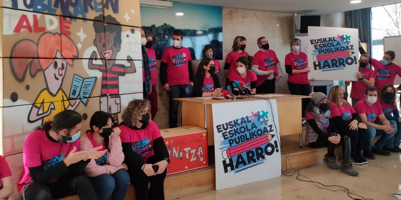Representantes de la plataforma a favor de la escuela pública. Foto: Euskal Eskola Publikoaz Harro
