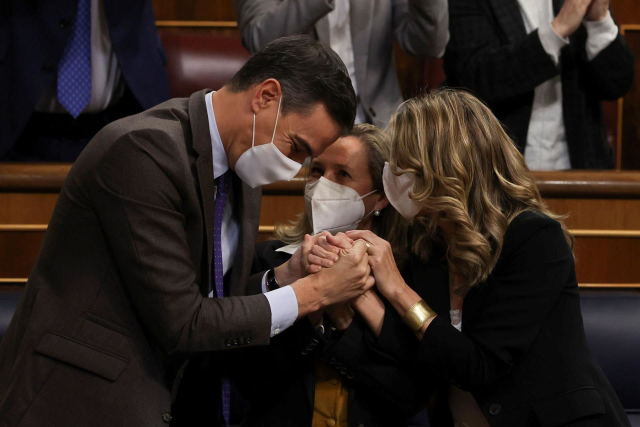 Pedro Sánchez, Nadia Calviño y Yolanda Díaz celebran la aprobación de la reforma laboral. Foto: EFE