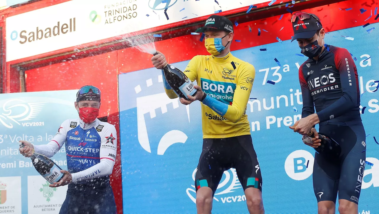 Aleksandr Vlasov, Remco Evenepoel y Carlos Rodriguez, en el podio. Foto: EFE