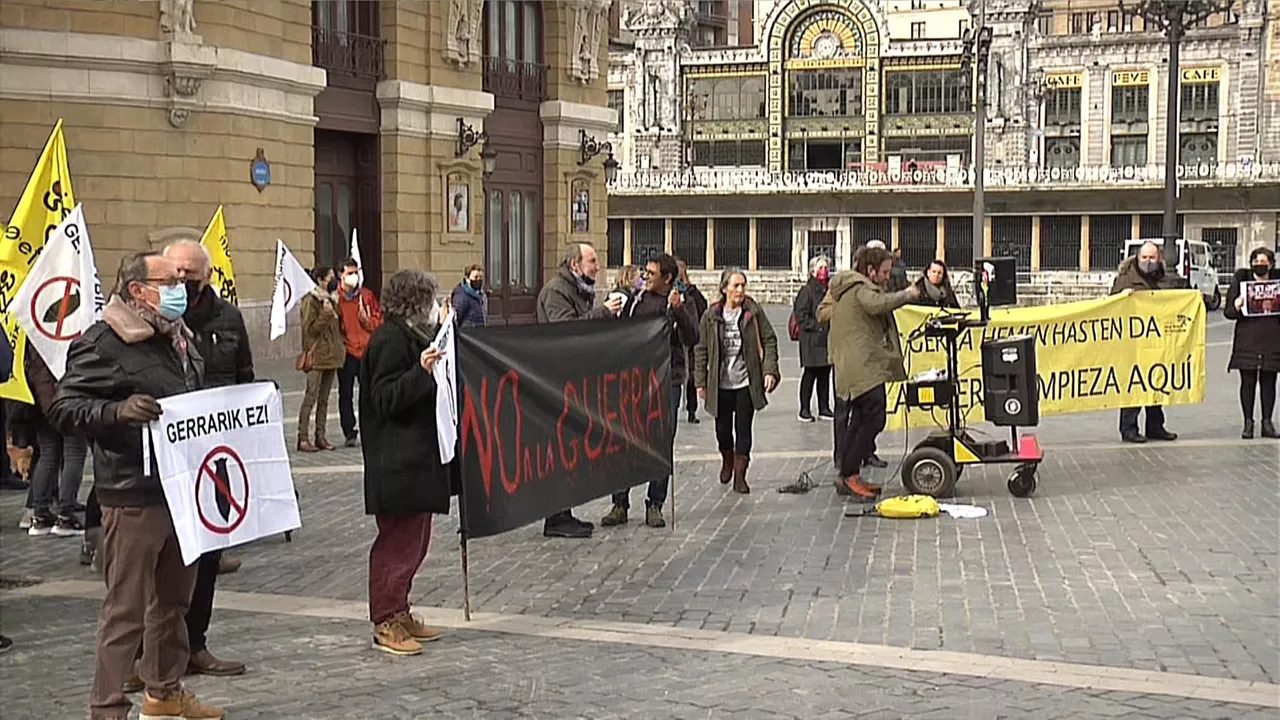 Concentración de OEE en frente al Teatro Arriaga. Foto: EITB Media