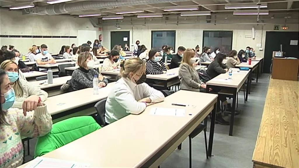 Candidatas se preparan para comenzar el examen, hoy, en Pamplona.