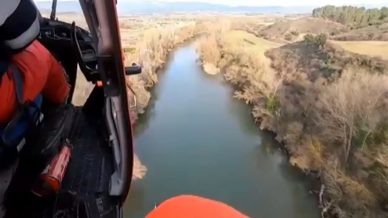 Erreskate taldeak Aragoi ibaia miatzen. @bomberos_na-ren bideo batetik ateratako irudia.