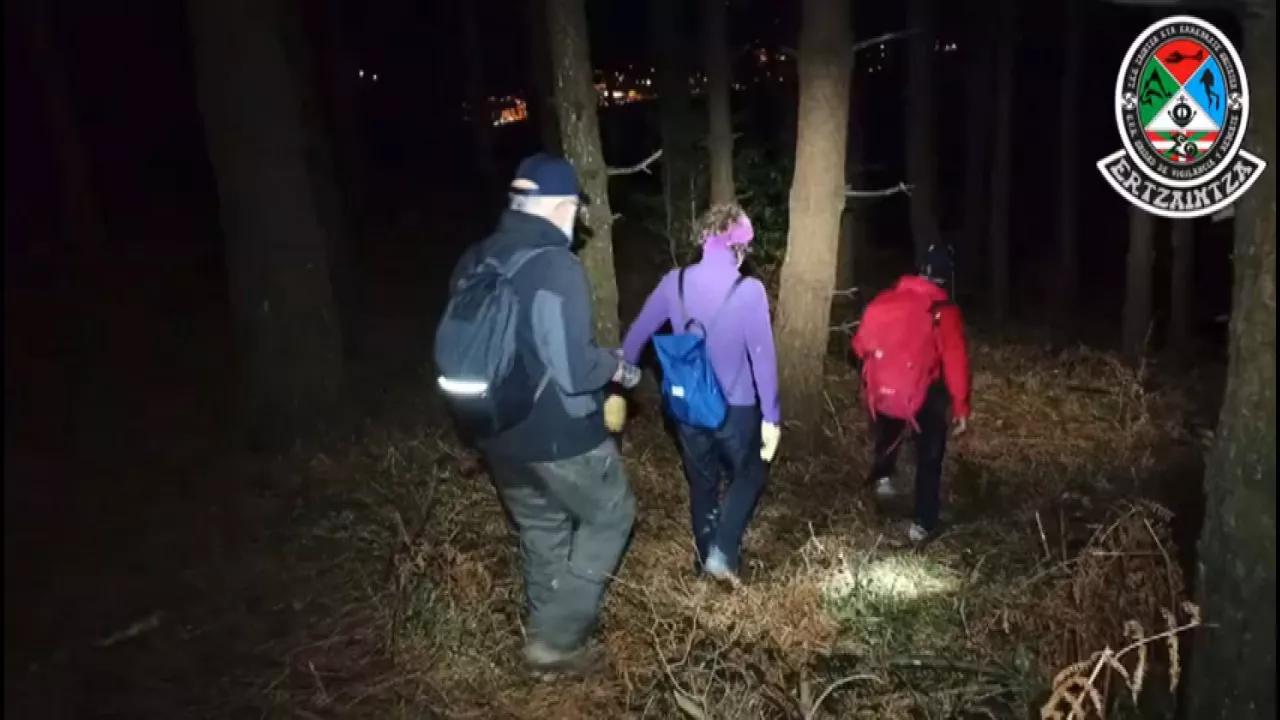 Erreskatatutako bi lagunak. @UvrErtzaintza-ren bideo batetik ateratako irudia.