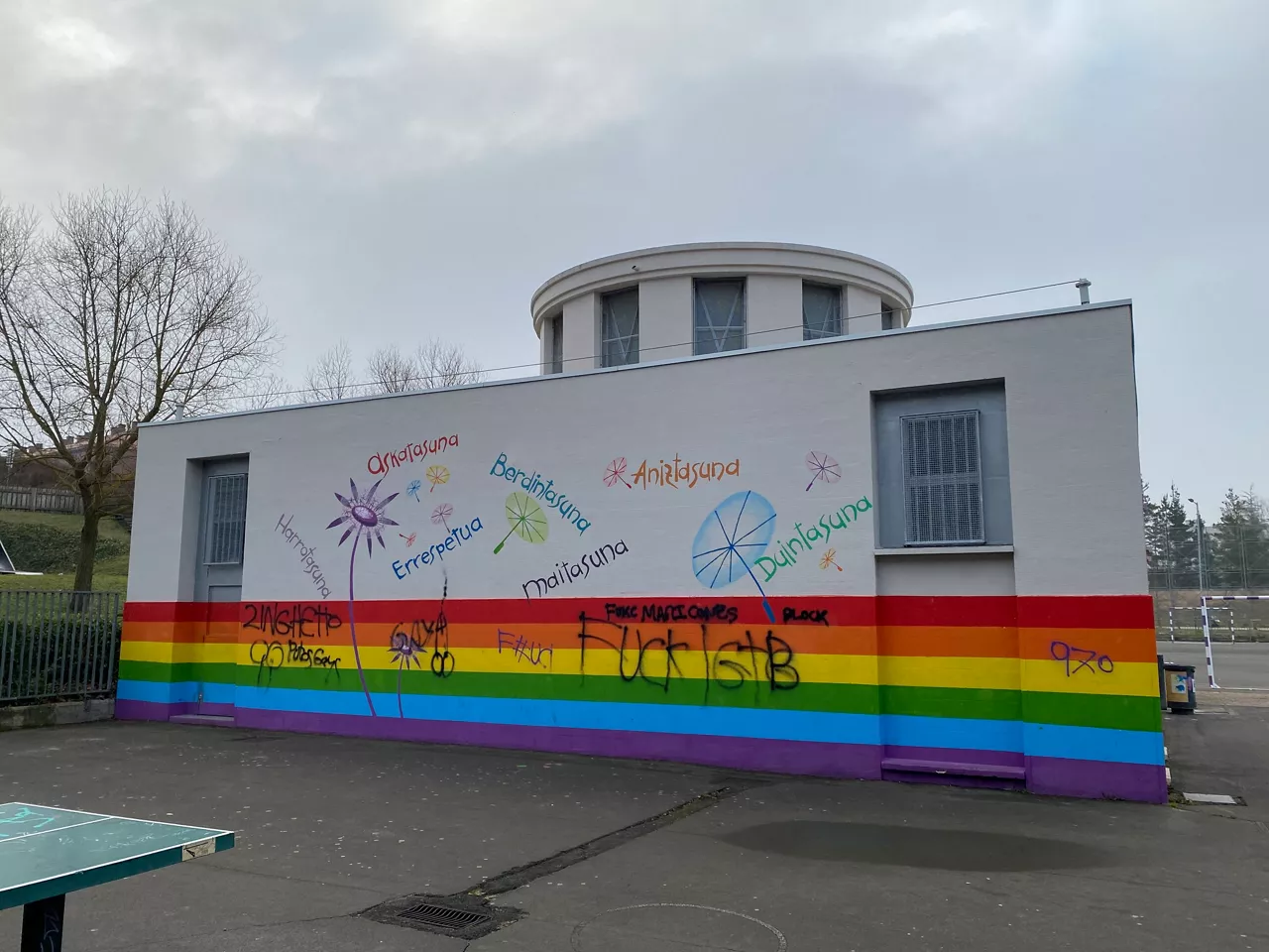 Pintadas homófobas en la Ikastola Arantzabela de Vitoria-Gasteiz