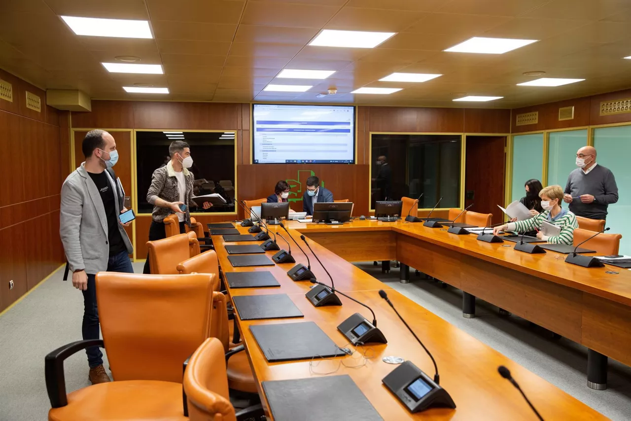 Los miembros de la ponencia del Parlamento Vasco para definir las bases del sistema educativo vasco
