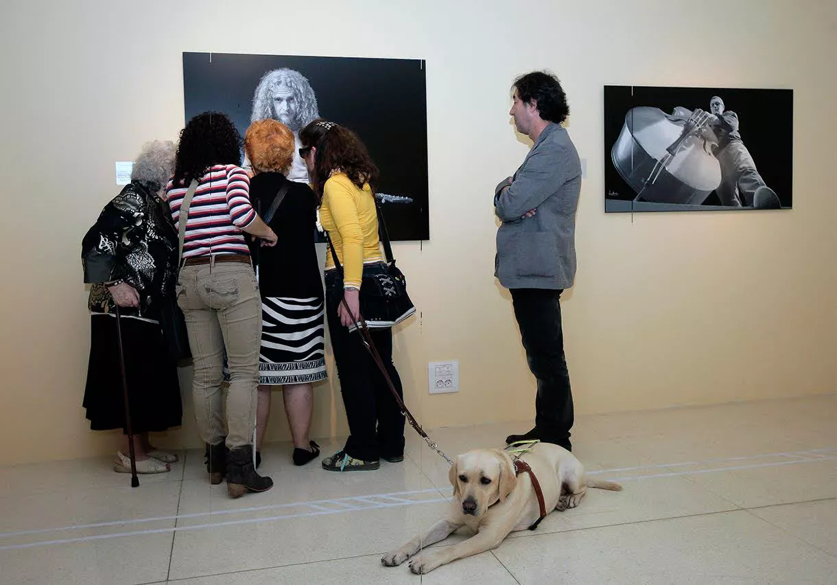 Algunos visitantes y Juan Torre en la exposición 'Imágenes para tocar'. Foto: Juan Torre