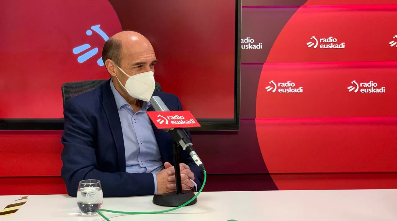 El presidente de Confebask, Eduardo Zubiaurre, en los estudios de Radio Euskadi.