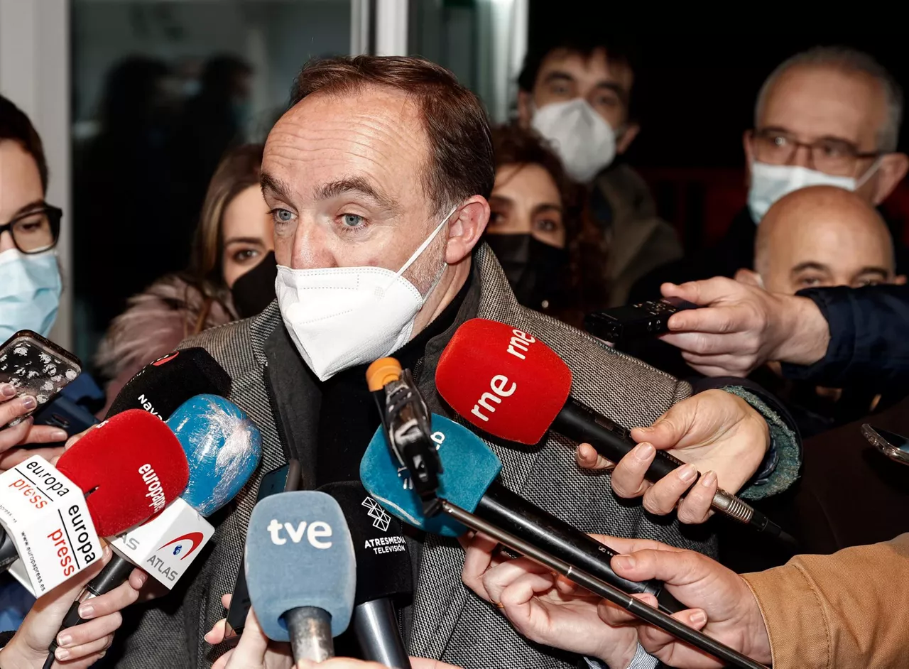 Esparza atiende a los medios.