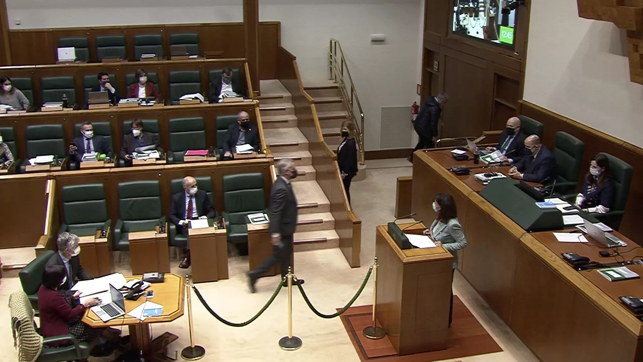 Iñigo Iñigo Urkullu Legebiltzarreko bere eserlekutik alde egiten. EITB Media.