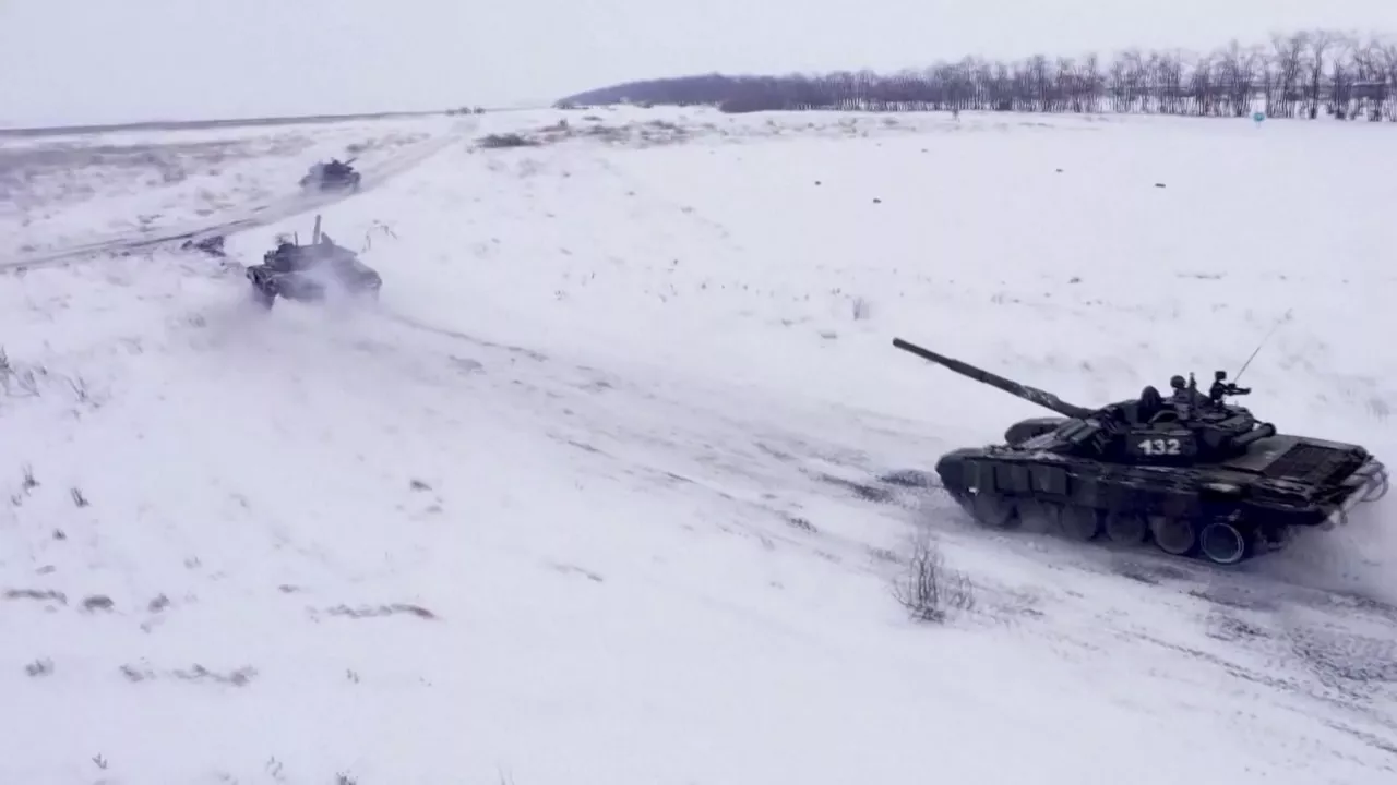 Tanke errusiarrak. Agentzietako bideo batetik ateratako irudia.