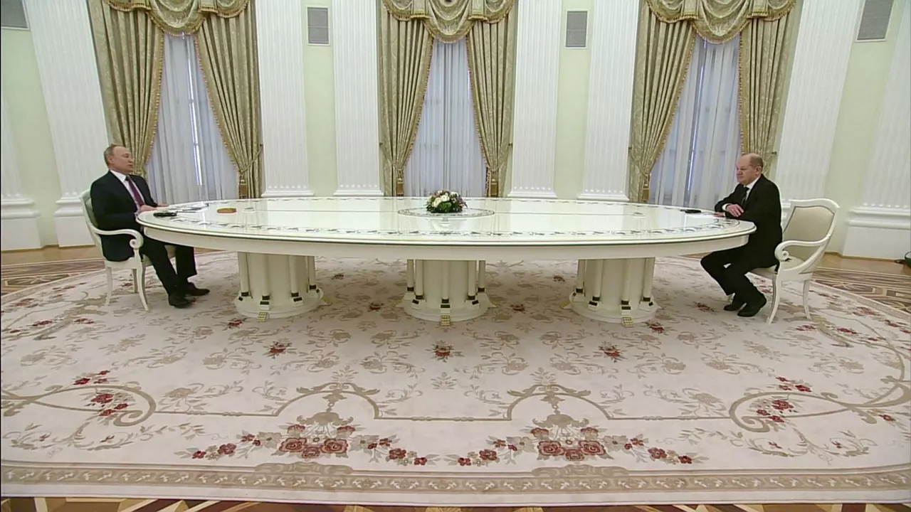 Vladimir Putin y Olaf Scholz. Imagen obtenida de un vídeo de Agencias.
