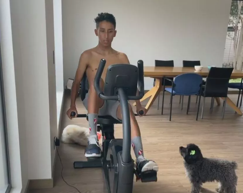 Egan Bernal bizikleta estatikaoren gainean