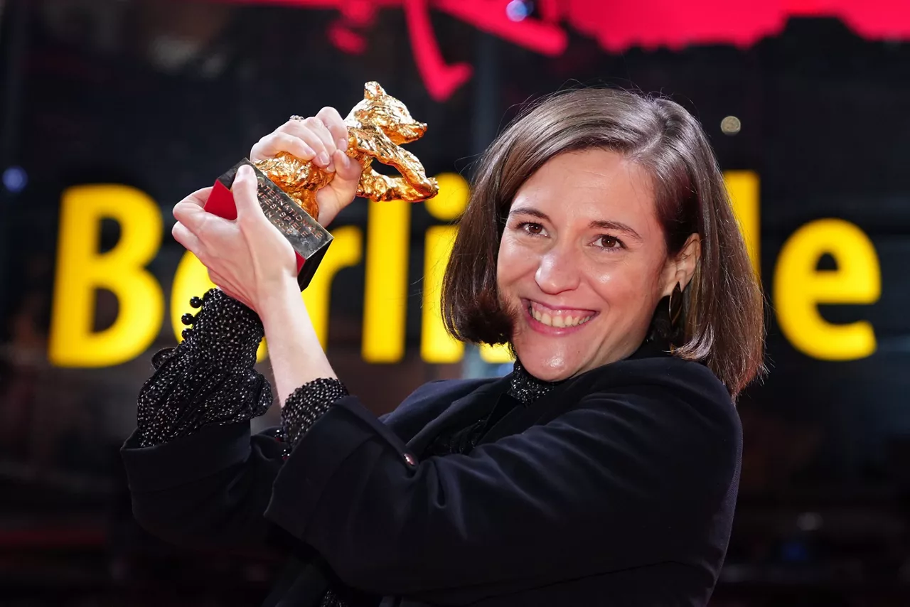 Carla Simón recibe su premio en Berlín. Foto: Efe.