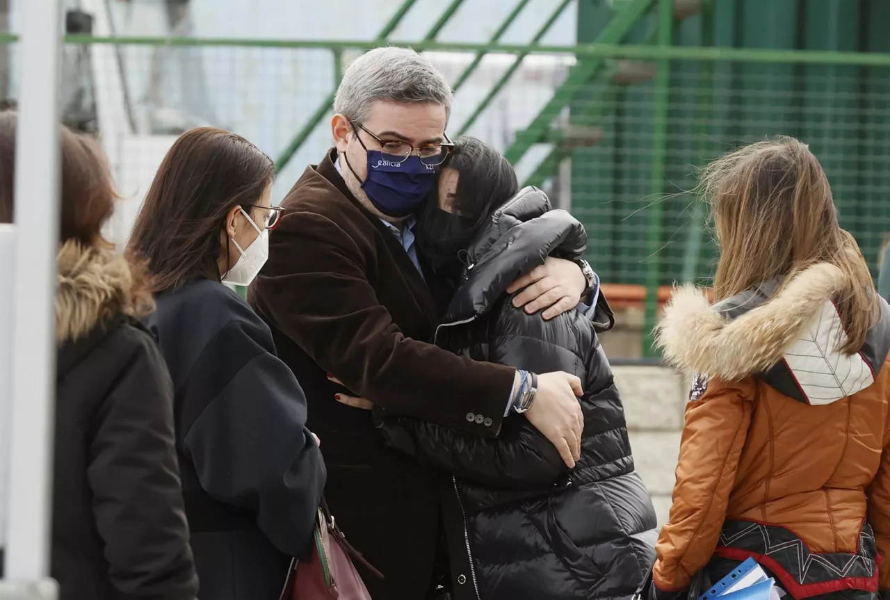 María José do Pazo recibe consuelo por trabajadores del Puerto de Marín (Pontevedra). Foto: EFE