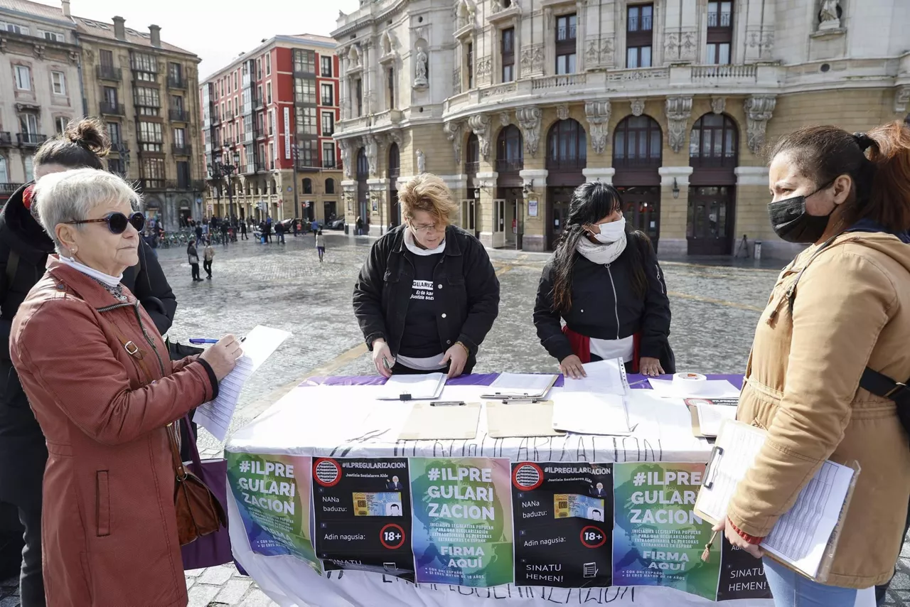 Mesa instalada en la Plaza del Arriaga para la recogida de firmas. Foto: EFE