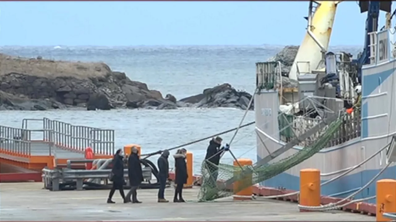 Ternuara iritsi dira erreskatatutako arrantzaleak. EITB Mediaren bideo batetik ateratako argazkia.